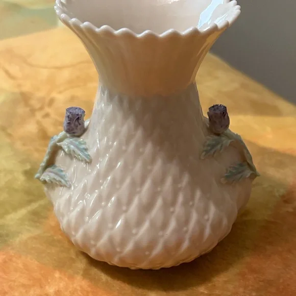 Elegant White Ceramic Vase with Purple Accents , Belleek, Ireland Porcelain - Picture 3 of 6